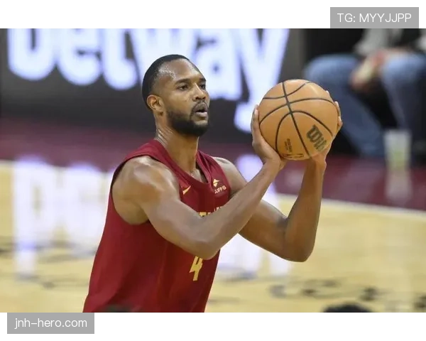 埃文·莫布里内线护框提升防守效率，季后赛对抗篮下优势明显